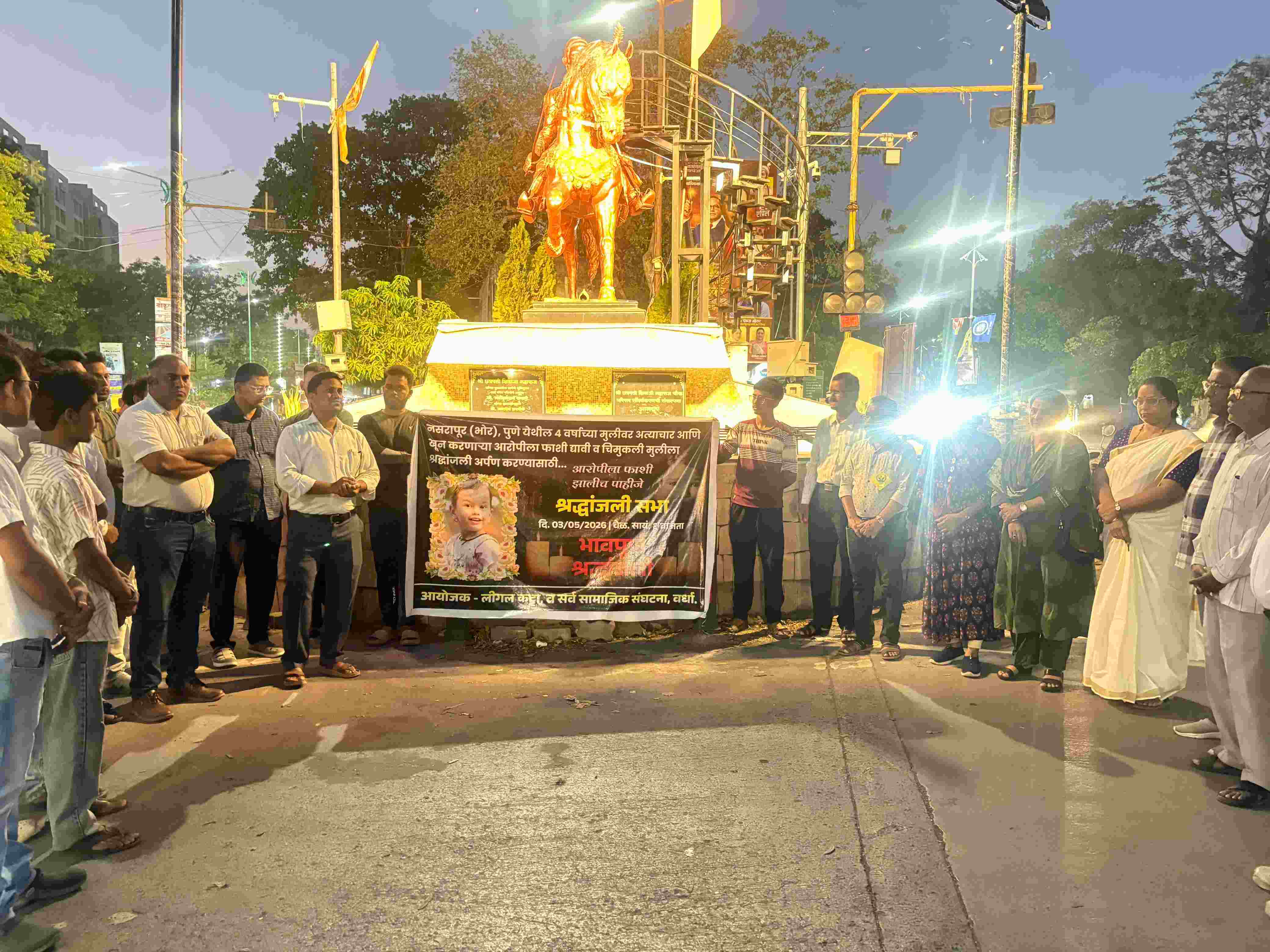 वर्ध्यात निषेध आंदोलन; चिमुकल्या मुलीला श्रद्धांजली